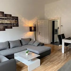 Near Yppenplatz & Brunnenmarkt , Viena Austria